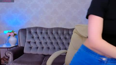 Snapshot of evelyn_rush1 chatting on April 2026 01:35:01 PM evelyn rush1 online show from April 2026 01:35:01 PM