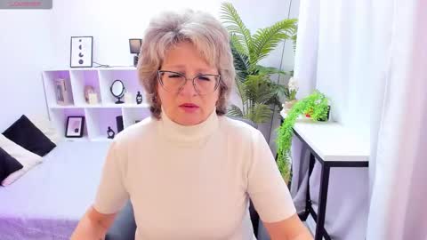 Evelyn online show from November 2025 05:06:01 AM