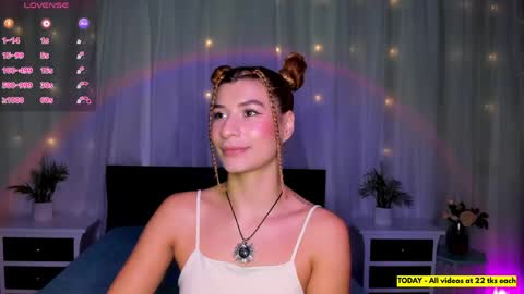 Snapshot of evoletbee chatting on May 2026 01:05:01 PM Evolet online show from May 2026 01:05:01 PM