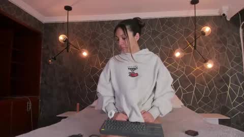 Snapshot of evolette_angels chatting on September 2025 09:27:01 PM EVOLETTE ANGELS online show from September 2025 09:27:01 PM