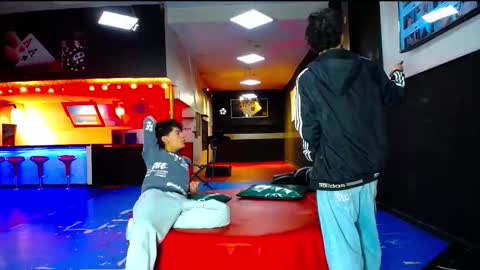 extrangers online show from October 2025 12:06:02 PM