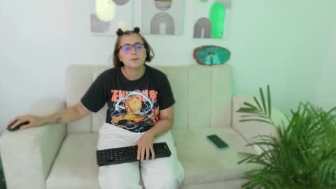 Snapshot of feelina_firesoul chatting on October 2025 09:56:01 PM Feelena online show from October 2025 09:56:01 PM