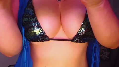 Snapshot of feliciagold chatting on June 2026 12:44:01 AM FeliciaGold online show from June 2026 12:44:01 AM