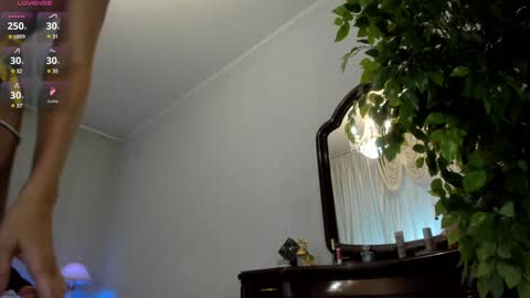 Nicole online show from December 2024 09:00:01 AM