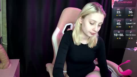 fluffy_cloude online show from November 2025 12:38:01 PM