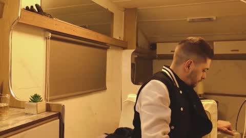 independent model online show from February 2026 06:20:02 PM