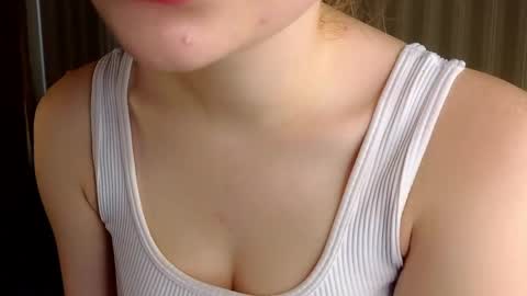 Snapshot of foxxx_tail chatting on June 2026 02:43:02 PM Petra online show from June 2026 02:43:02 PM