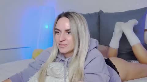 Foxy Kimmi online show from November 2025 06:35:02 AM