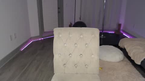 Snapshot of fragilemasochist chatting on March 2025 01:37:01 AM Angel online show from March 2025 01:37:01 AM