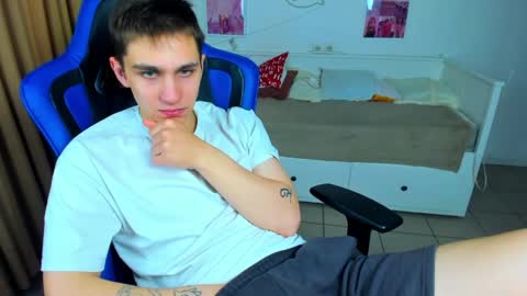Snapshot of frank_mooree chatting on May 2026 04:41:02 AM Frank online show from May 2026 04:41:02 AM