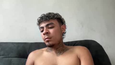 freyva_ online show from December 2025 06:58:01 PM