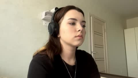 Snapshot of frosted_bloom chatting on September 2025 02:16:01 PM Emily online show from September 2025 02:16:01 PM