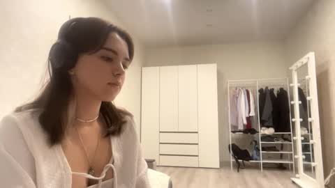 Snapshot of frosted_bloom chatting on October 2025 03:40:01 PM Emily online show from October 2025 03:40:01 PM