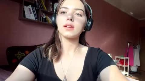 Snapshot of frosted_bloom chatting on October 2025 07:18:02 AM Emily online show from October 2025 07:18:02 AM
