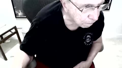 Snapshot of funclemike chatting on April 2026 04:00:01 AM funclemike online show from April 2026 04:00:01 AM