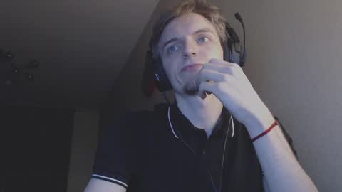 Snapshot of gasturfahe chatting on December 2024 02:09:01 AM gasturfahe online show from December 2024 02:09:01 AM