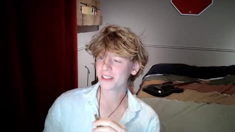 Snapshot of gayblondboy chatting on October 2025 11:39:02 PM gayblondboy online show from October 2025 11:39:02 PM