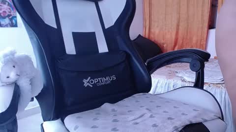 Snapshot of gigi_queens chatting on October 2025 04:59:02 PM gigi online show from October 2025 04:59:02 PM