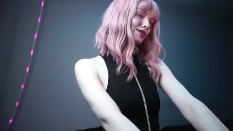        im expecting 350 thumbs up on my altar   online show from February 2026 10:19:02 PM