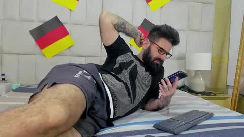 gio_lorenz online show from October 2025 01:17:02 PM