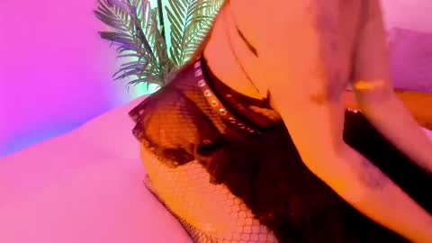 Mimi online show from October 2025 06:02:01 PM