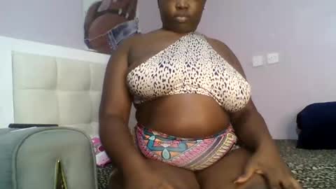 Snapshot of goldencurves_bunny chatting on July 2026 11:50:02 AM Bella online show from July 2026 11:50:02 AM