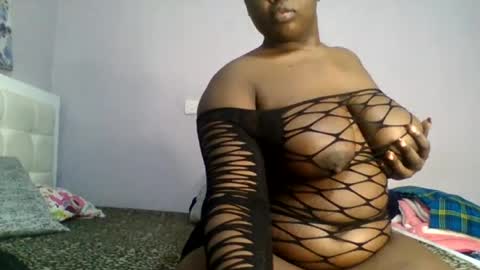 Snapshot of goldencurves_bunny chatting on July 2026 10:47:01 AM Bella online show from July 2026 10:47:01 AM