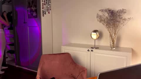 Dee online show from November 2025 07:25:01 PM