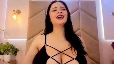 Snapshot of gracebluel chatting on June 2026 04:02:01 AM GRACE online show from June 2026 04:02:01 AM