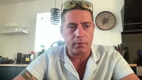 Snapshot of guil0 chatting on September 2025 09:05:02 PM guil0 online show from September 2025 09:05:02 PM