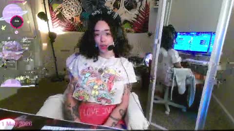 Snapshot of gunzinrose chatting on May 2026 04:37:01 PM Kylie online show from May 2026 04:37:01 PM