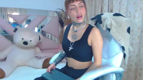 gyal_8_ online show from October 2025 04:32:01 AM