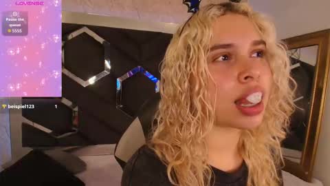 Haely online show from November 2025 09:06:01 PM