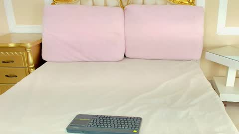 Hallie Stone online show from January 2026 12:18:02 PM