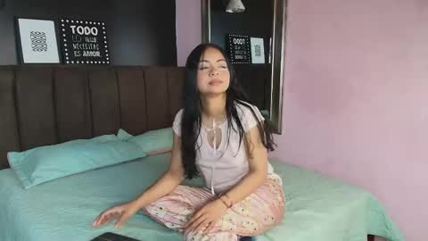 Hamvanessa  online show from March 2026 12:20:01 PM