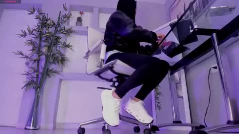 HANNAH HOWELL online show from September 2025 09:55:01 AM