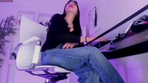 HANNAH HOWELL online show from July 2026 09:33:01 AM