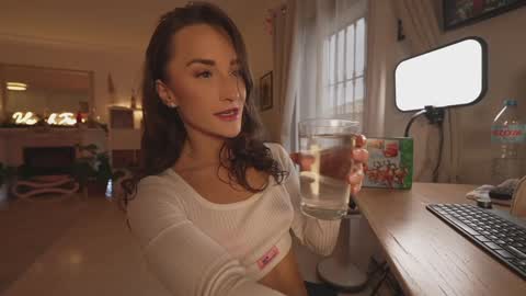 Hannah James online show from December 2025 03:30:01 PM