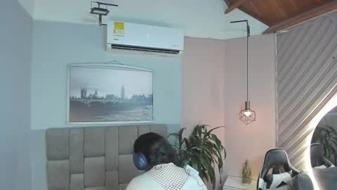 Snapshot of hanny_milf_ chatting on September 2025 11:21:01 AM HANNY online show from September 2025 11:21:01 AM