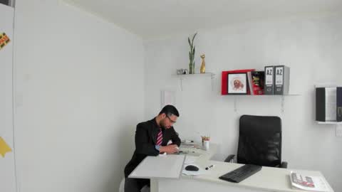 Happer Quinn  Mr Hale online show from November 2025 05:37:01 PM