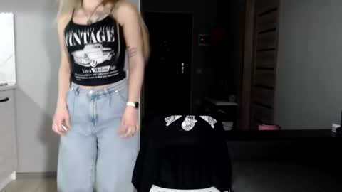 happy_fox_ online show from March 2026 09:08:01 PM