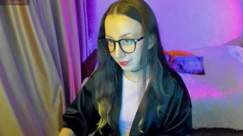 Stephanie online show from October 2025 04:25:02 PM