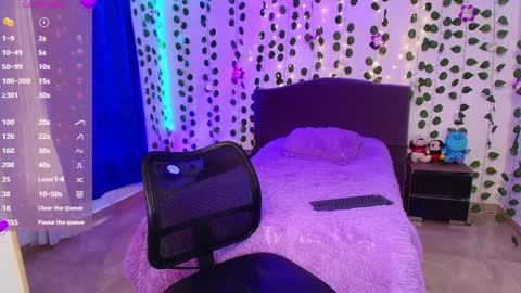 Snapshot of hazel_lynn_ross_ chatting on December 2024 03:55:01 PM HAZEL LYNN ROSS online show from December 2024 03:55:01 PM