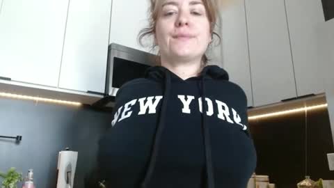 Snapshot of hazel_skye chatting on May 2026 04:15:01 PM Hazel online show from May 2026 04:15:01 PM