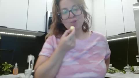 Snapshot of hazel_skye chatting on June 2026 03:45:01 PM Hazel online show from June 2026 03:45:01 PM