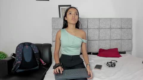 hazel_slim_ online show from February 2026 02:10:01 PM