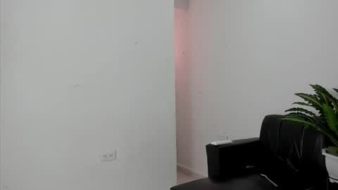 hazel_slim_ online show from February 2026 02:39:02 PM