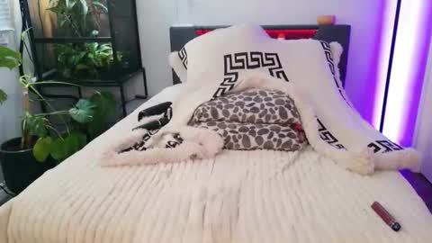 Hazeleo online show from March 2026 09:11:01 PM