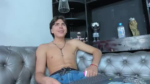 heellboy_ online show from November 2025 04:00:01 AM