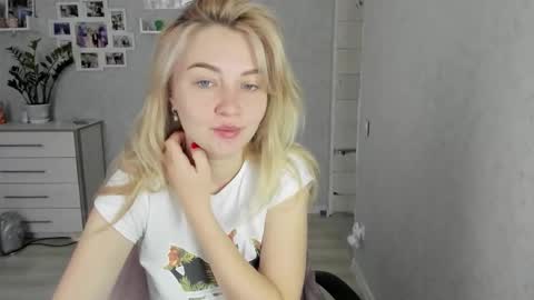 Snapshot of helen_angel_girl chatting on October 2025 06:36:01 AM Helen sven online show from October 2025 06:36:01 AM